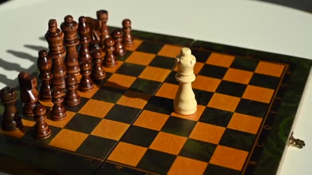 Ένας Άντρας Ρίχνει Έναν Βασιλιά Μια Περιστρεφόμενη Σκακιέρα Αργή Κίνηση — Αρχείο Βίντεο