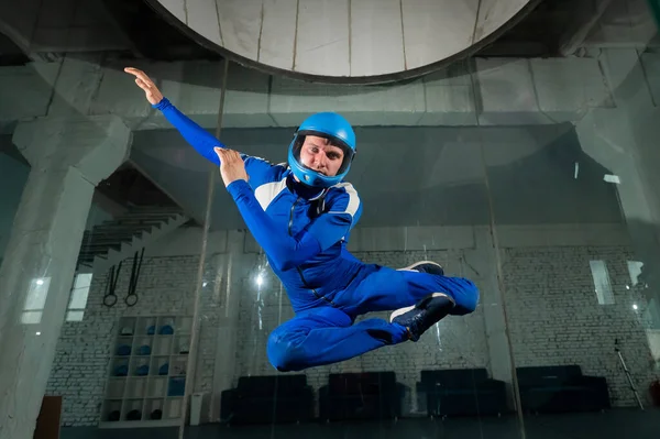 Uomo Tuta Casco Protettivo Gode Volare Una Galleria Del Vento — Foto Stock