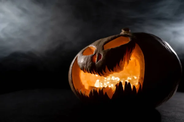 Przerażająca Dynia Wyrzeźbionym Grymasem Dymie Jack Latarnia Ciemności — Zdjęcie stockowe