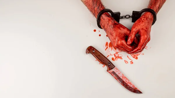 Hombre Dobló Sus Sangrientas Manos Esposadas Mesa Blanca Junto Cuchillo — Foto de Stock