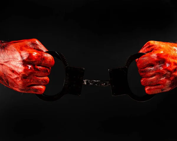 Ein Mann Mit Blutigen Händen Hält Eiserne Handschellen — Stockfoto