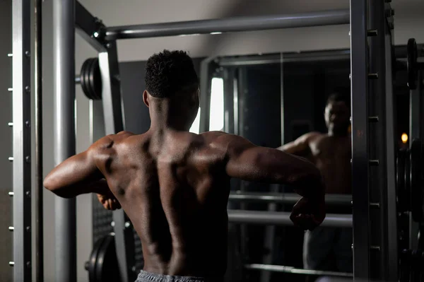 Bonito Afro Americano Posando Mostrando Volta Músculos Ginásio — Fotografia de Stock