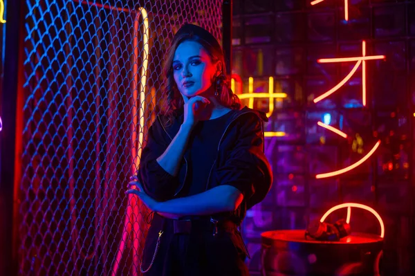 Vit Kvinna Poserar Neon Studio — Stockfoto