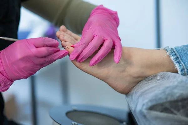 Ayak Hastalıkları Uzmanı Bir Müşteriye Pedikür Yapıyor Usta Ayak Parmaklarının — Stok fotoğraf