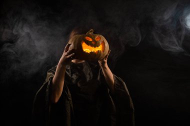 Kadın kafası yerine Balkabağı Jack o Lantern. Cadılar Bayramı.