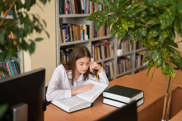 Una Joven Lee Libro Una Biblioteca Estudiantil — Foto de Stock