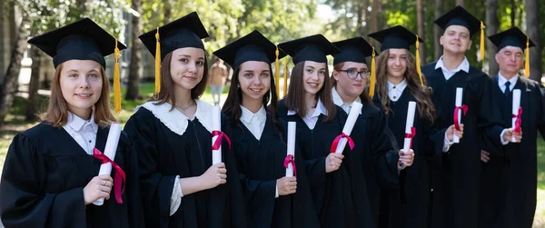 Σειρά Νέων Φορέματα Αποφοίτησης Στην Ύπαιθρο Ηλικιακός Μαθητής Ευρεία Κρέμα — Φωτογραφία Αρχείου