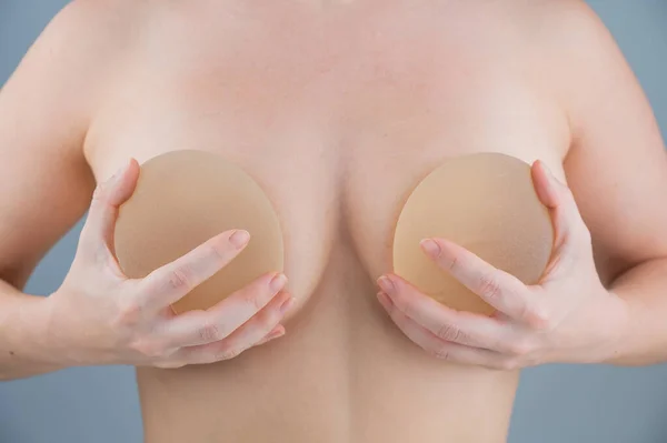Beyaz Kadın Silikon Göğüs Implantı Deniyor — Stok fotoğraf