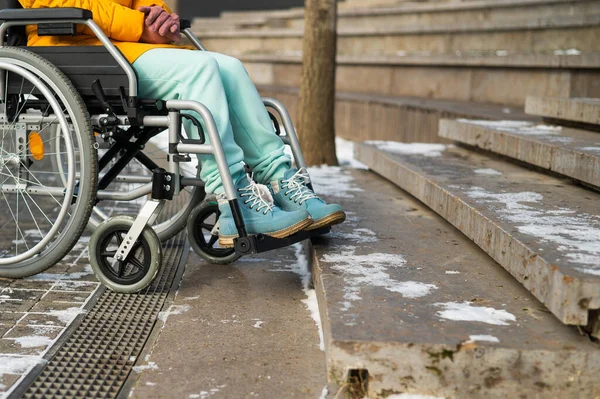 Donna Sedia Rotelle Vicino Alle Scale Nel Parco Inverno — Foto Stock