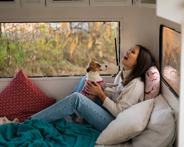Blanke Vrouw Een Busje Knuffelend Met Hond Jack Russell Terrier — Stockfoto