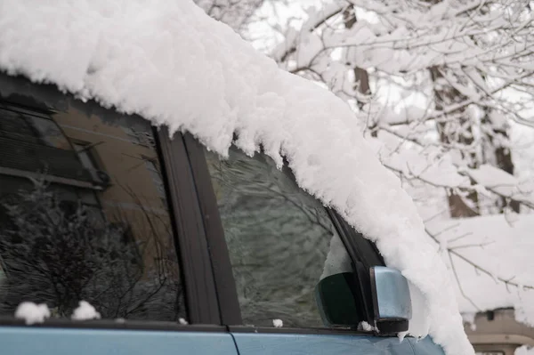 Carro Sob Uma Grande Deriva Neve Inverno — Fotografia de Stock