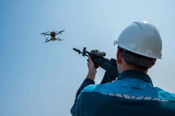 Homem Caucasiano Capacete Atira Drone Voador Com Uma Espingarda — Fotografia de Stock