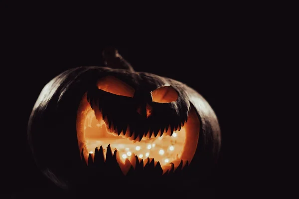 Una Zucca Raccapricciante Con Una Smorfia Scolpita Brilla Jack Una — Foto Stock