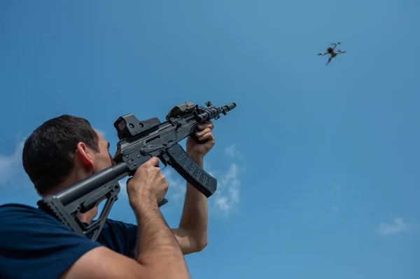 Blanke Man Schiet Een Vliegende Drone Neer Met Een Geweer — Stockfoto