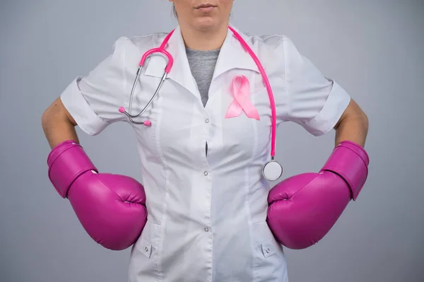 Médica Sem Rosto Luvas Boxe Rosa Com Uma Fita Rosa — Fotografia de Stock