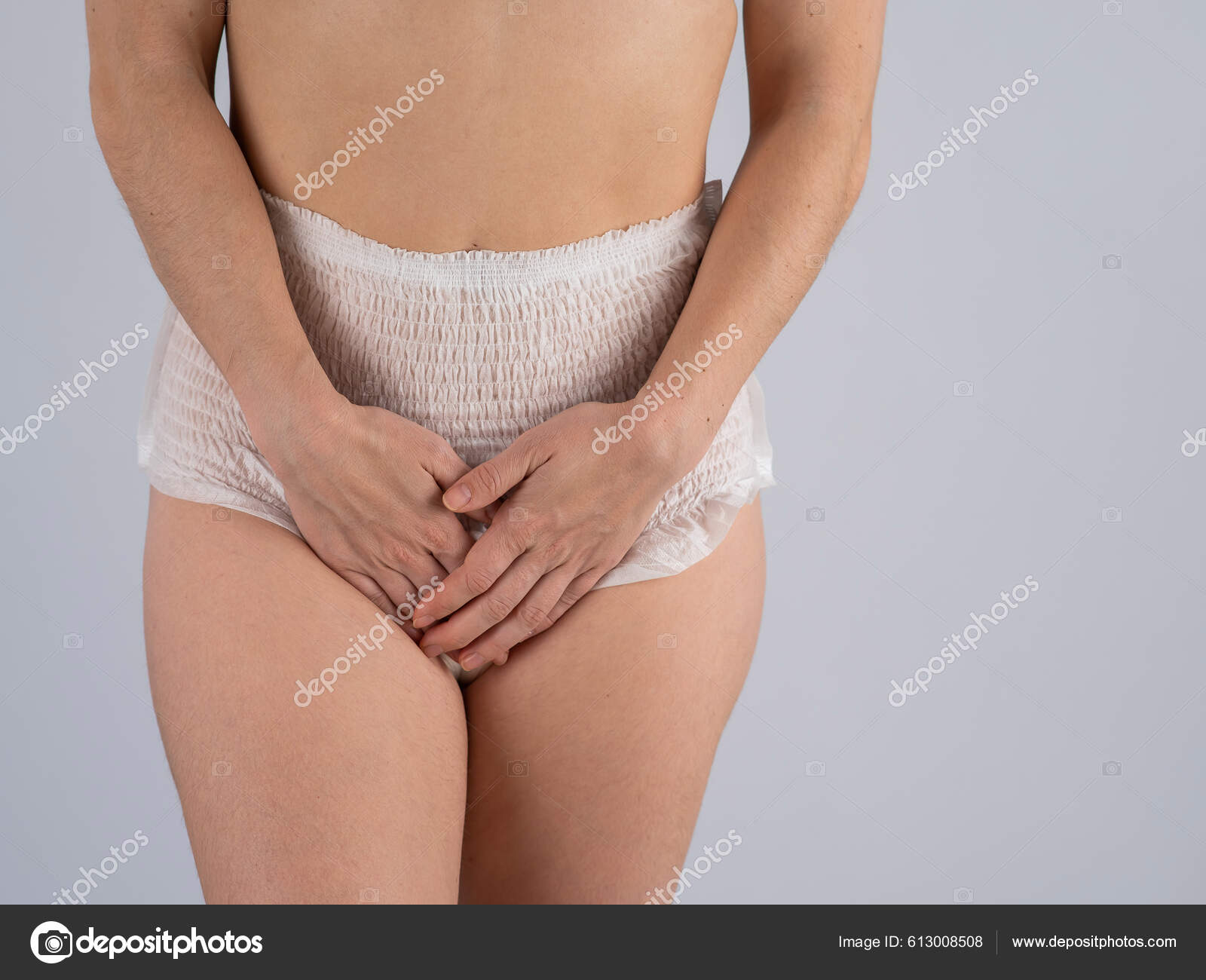 Mujer con pañal de incontinencia aislada Foto de stock 593969861