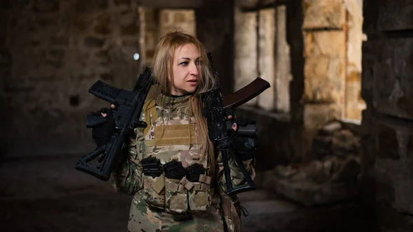 Blondýny Žena Armádní Uniformě Drží Střelnou Zbraň Opuštěné Budově — Stock fotografie