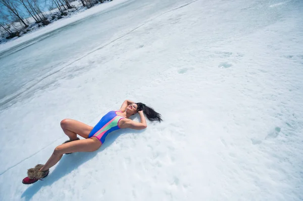Biała Kobieta Stroju Kąpielowym Opala Się Śniegu Zimą — Zdjęcie stockowe