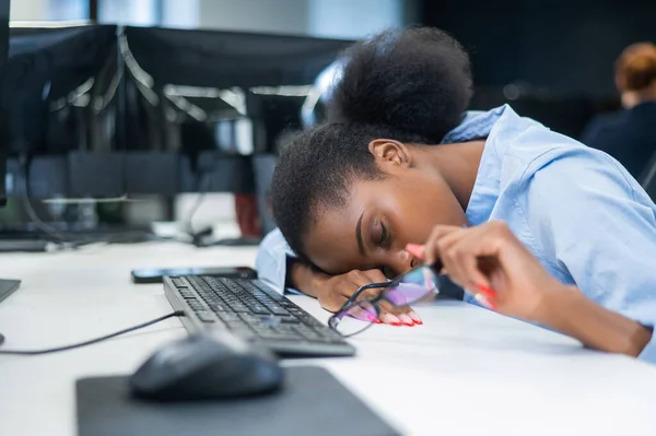 Mujer Joven Africana Durmiendo Escritorio — Foto de Stock