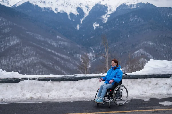 Χαμογελαστή Γυναίκα Ντυμένη Μπλε Παλτό Κάθεται Μια Αναπηρική Καρέκλα Μια — Φωτογραφία Αρχείου