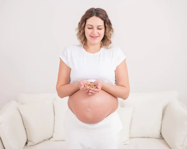 Zwangere Vrouw Met Een Handvol Walnoten — Stockfoto