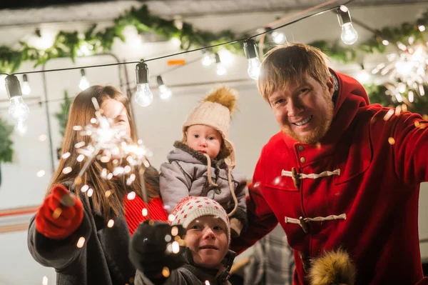 Glad Stor Familj Firar Jul Naturen Och Håller Tomtebloss Föräldrar — Stockfoto