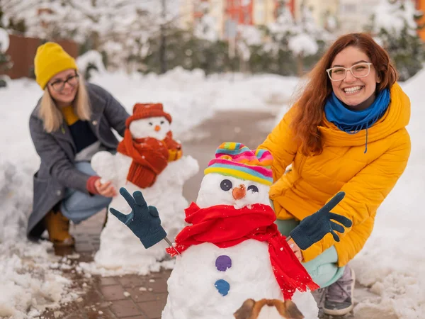 Två Vita Kvinnor Gör Snögubbe Vinternöje — Stockfoto