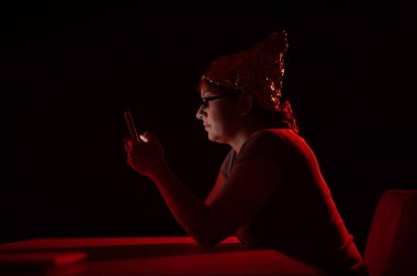 Alüminyum folyo şapka takan paranoyak beyaz kadın. Komplo teorisi