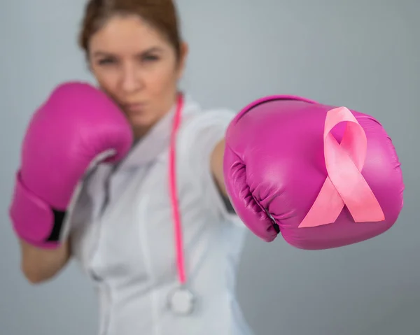 Médica Feminina Luvas Boxe Rosa Com Uma Fita Rosa Fundo — Fotografia de Stock