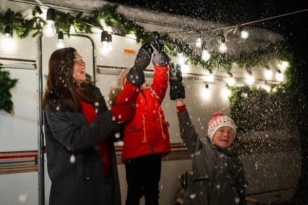 Vit Kvinna Och Son Dekorera Husbil Till Jul Lyckliga Familjeresor — Stockfoto