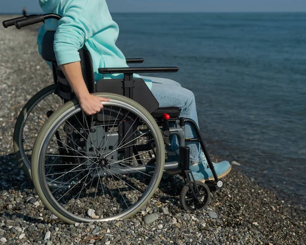 Vit Kvinna Rullstol Stranden Närbild Kvinnliga Händer — Stockfoto