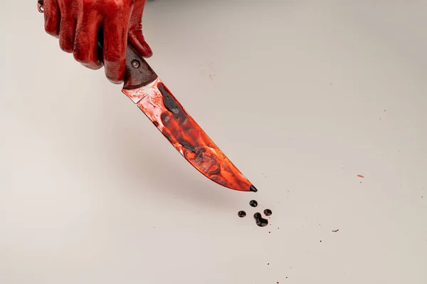 Eine Männliche Hand Hält Ein Blutüberströmtes Messer Auf Weißem Hintergrund — Stockfoto