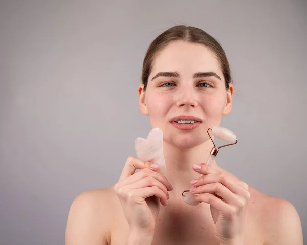 Retrato Cerca Una Mujer Con Frenos Los Dientes Sosteniendo Masajeador — Foto de Stock