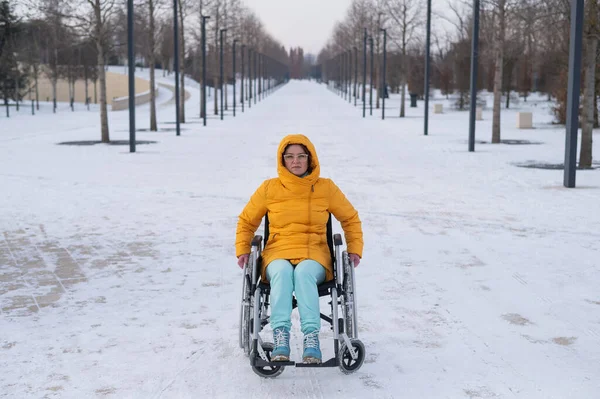 Donna Sedia Rotelle Relax Nel Parco Invernale — Foto Stock