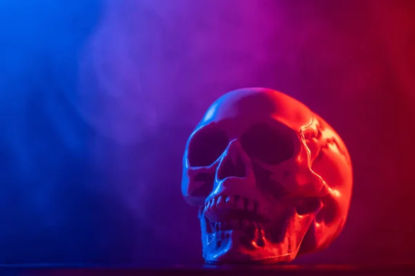 ピンク色の人間の頭蓋骨と黒い背景の青い煙 ハロウィン — ストック写真