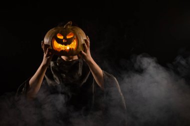 Kadın kafası yerine Balkabağı Jack o Lantern. Cadılar Bayramı.