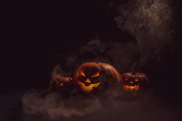 Tökfejek Faragott Grimaszokkal Gyertyákkal Sötétben Halloweenkor Jack Latern Füstbe Ment — Stock Fotó