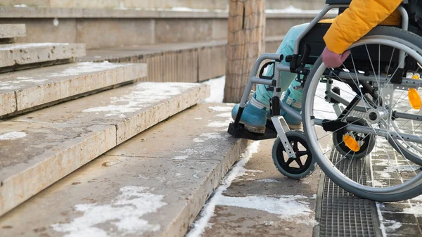 Woman Wheelchair Stairs Park Winter — 图库照片