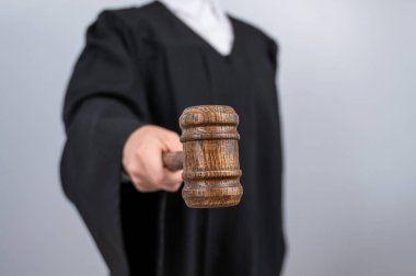 Elinde mahkeme tokmağı tutan bornozlu kadın yargıç.