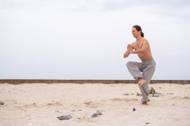 Beyaz adam dışarıda dövüş sanatları yapıyor. denge ve meditasyon