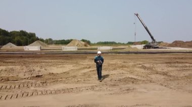 İnşaat alanındaki inşaat işçisinin insansız hava aracı görüntüsü. Teknik Denetim