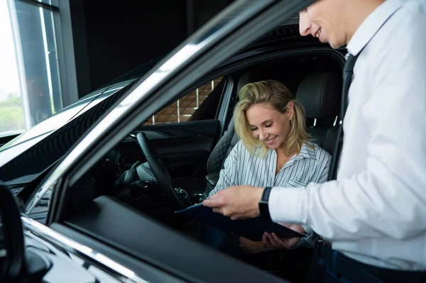 Mujer Caucásica Feliz Firmando Contrato Para Comprar Coche — Foto de Stock