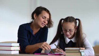 Öğretmen sınıftaki öğrenciye görevi açıklar.