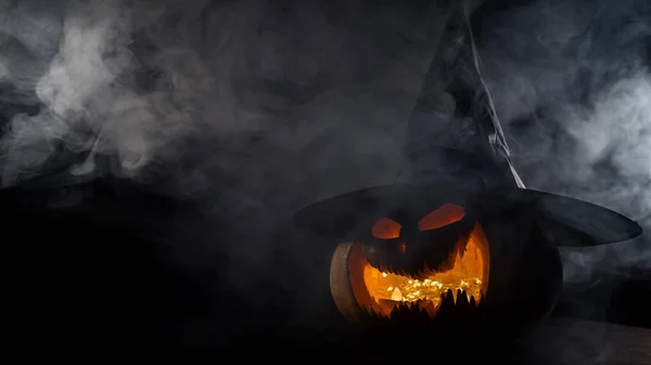 煙の中に刻まれた優雅さを持つ不気味なカボチャ 暗闇の中のジャック ランタン — ストック写真