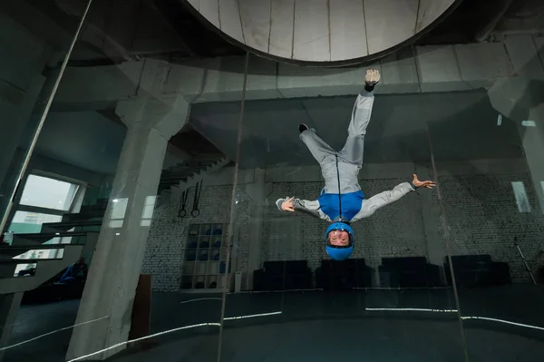 Bir Kadın Rüzgar Tünelinde Uçuyor Serbest Düşüş Simülatörü — Stok fotoğraf