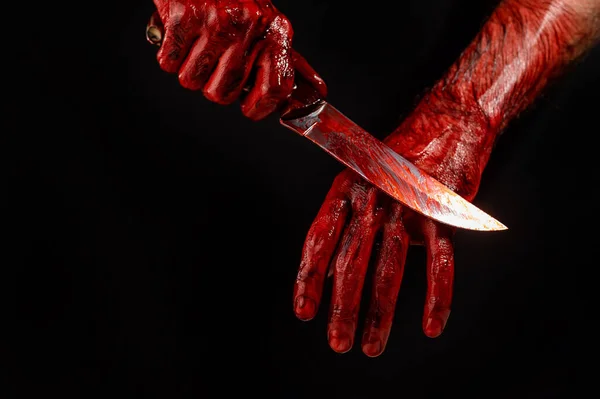 Mann Tørker Blodig Kniv Med Hånden Svart Bakgrunn – stockfoto