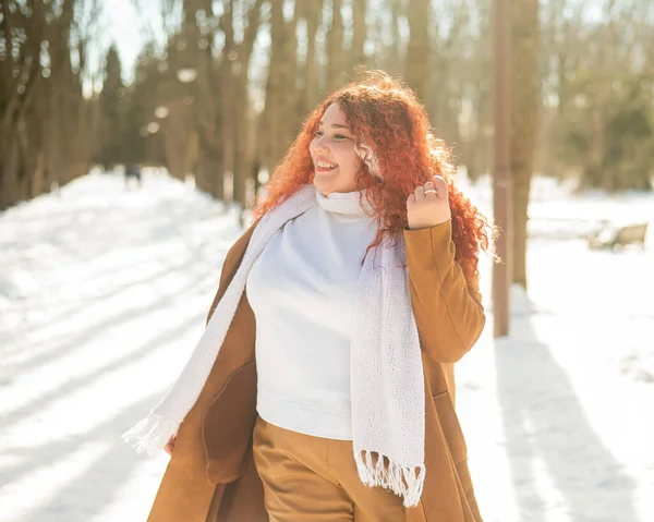 快乐肥胖的高加索女人冬天在公园里散步 — 图库照片