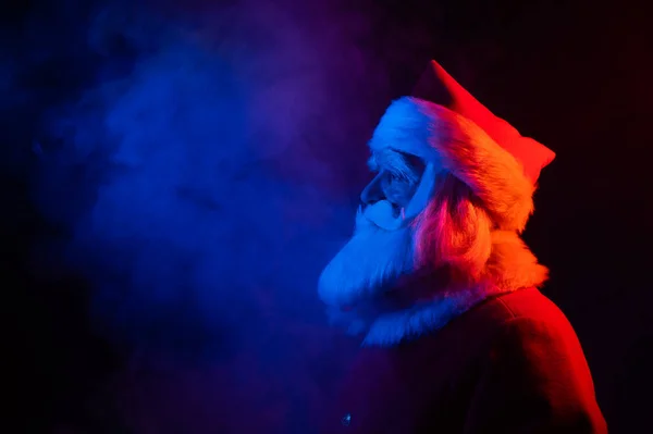 Retrato Santa Claus Luz Neón Roja Azul Humo — Foto de Stock