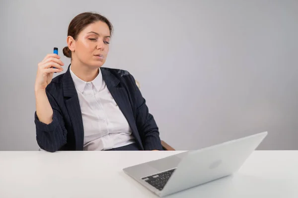 Mujer Negocios Fumando Vapor Desechable Mientras Está Sentada Escritorio — Foto de Stock