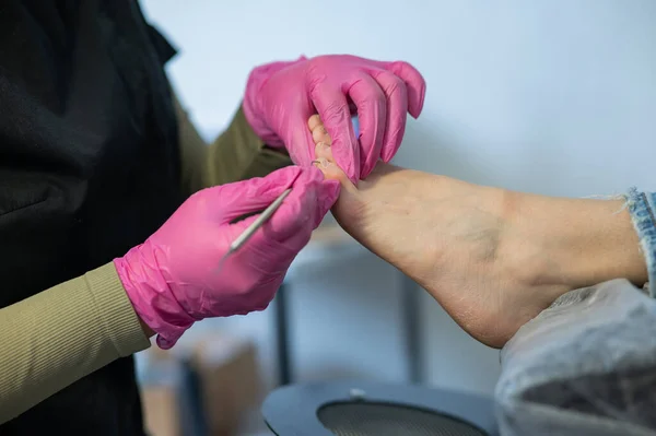 Ayak Hastalıkları Uzmanı Bir Müşteriye Pedikür Yapıyor Usta Ayak Parmaklarının — Stok fotoğraf